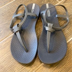 Inpanema knot t strap sandal